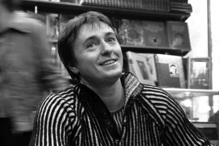 Glance from the screen. Кадр 6
