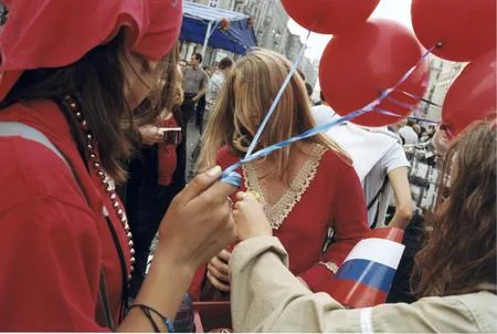 People in red. Кадр 14