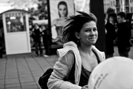 Opposite looks. Кадр 7