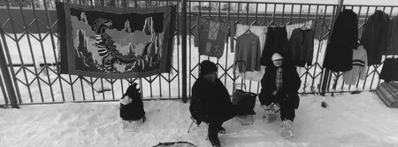One day at the flea market. Кадр 4