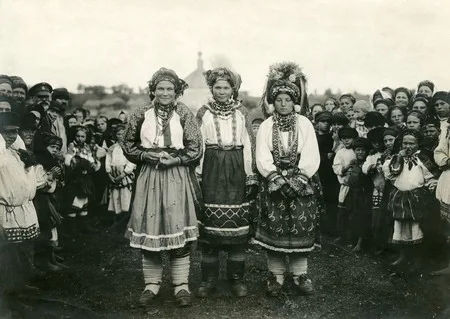 Closer to the body. Russian costume in photographs XIX — XXI centuries. Кадр 4