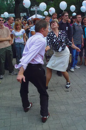 Dance everyone. Кадр 3