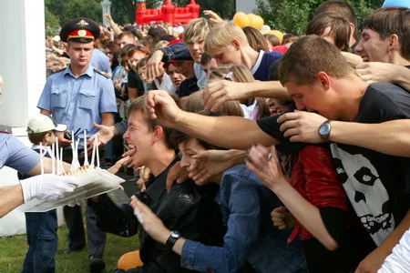 Ice cream holiday at Russia’s Main Exhibition. Кадр 5