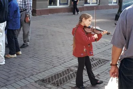 People in red. Кадр 17