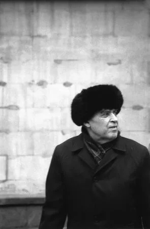 Some minutes of looking over passers-by. Кадр 2