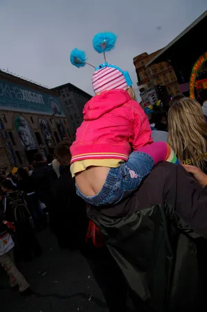 Moscovites and visitors of capital. City day. Кадр 11