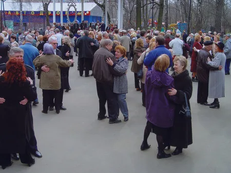 Dance everyone. Кадр 8