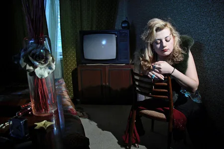 The girl and the TV. Кадр 15
