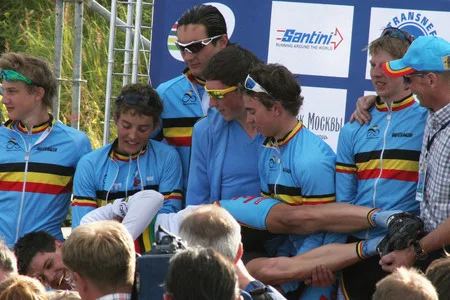 Goal is finish. World junior championship in cycle racing in Moscow. Кадр 8