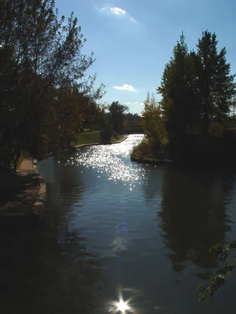 The charms of the light and the water. Кадр 12
