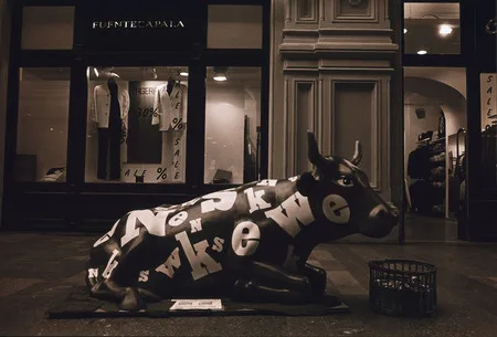GUM. Cow parade. Кадр 6
