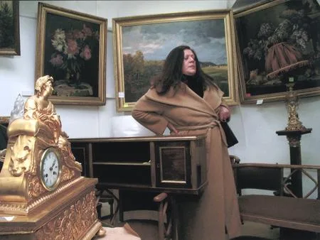 Tatyana Tolstaja in an antique shop. Кадр 2