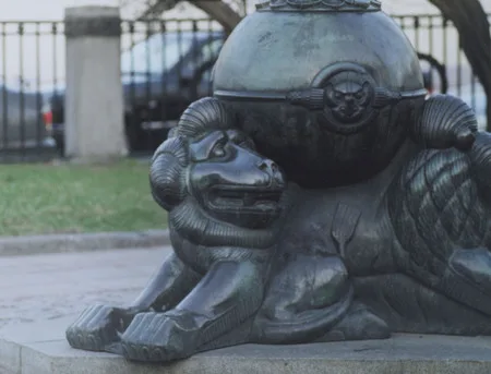 Lions images in an architectural decor of the Moscow. Кадр 13