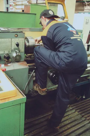Moscow craftsmen. Competition of professional skills 2009 among turners, millers and locksmiths. Кадр 10