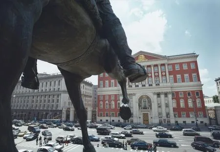 Monumental life of capital. Кадр 9