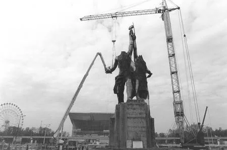 Рабочий и колхозница — сегодня и вчера. Кадр 10