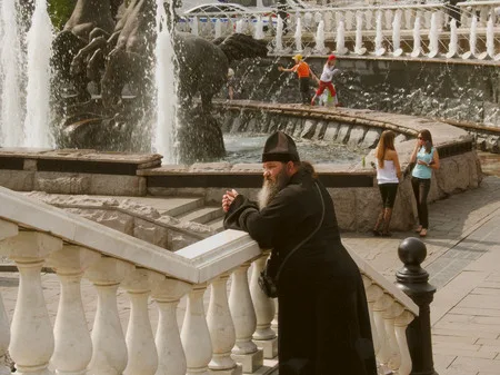 Near fountain. Кадр 5