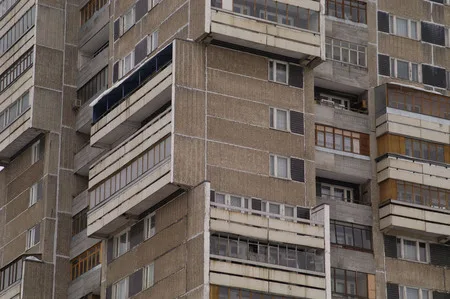 Color unity of the bureaucrats and buildings. Кадр 2
