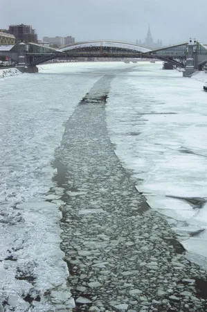 City — ice, river. Кадр 2