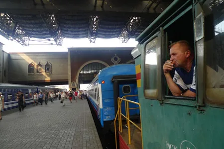 People of the train station. Кадр 10