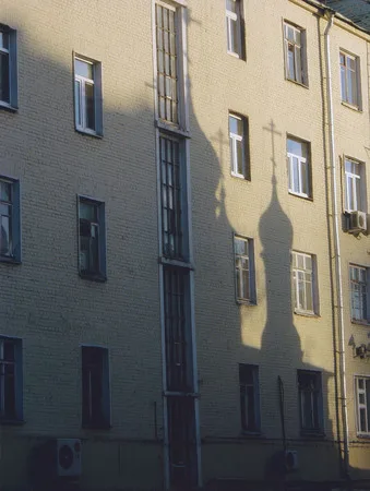 In his own shadow. Кадр 1