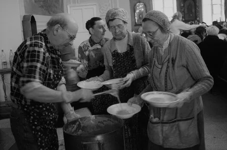 Dispensation of food in Moscow temples. Кадр 14
