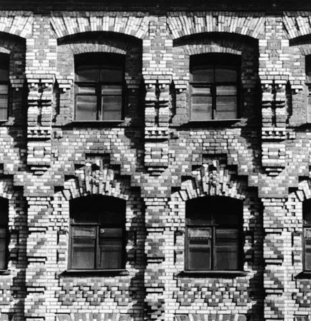 Masonry. Кадр 1