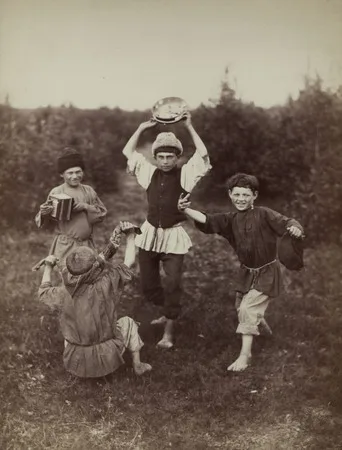 Closer to the body. Russian costume in photographs XIX — XXI centuries. Кадр 6