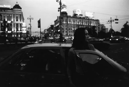 Small night Tverskaya in a black-and-white tonality. Кадр 12