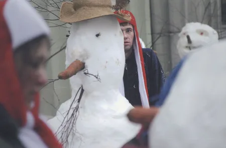 Snow people. Кадр 6