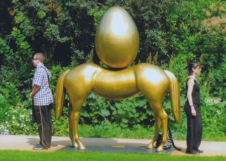 Horses in the city. Кадр 6