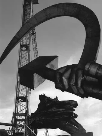 Last symbol of the Socialist realism. Кадр 3