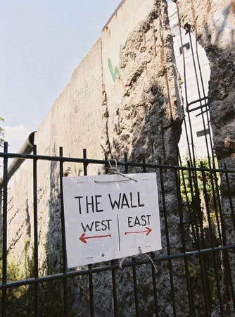 The fall of the Berlin wall. Кадр 9
