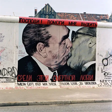 The fall of the Berlin wall. Кадр 1