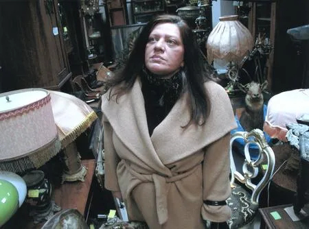 Tatyana Tolstaja in an antique shop. Кадр 5