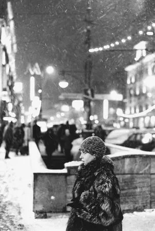 The Tverskaya street through night and a snow. Кадр 1