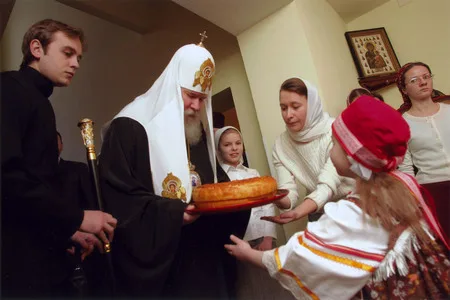 Patriarch Alexiy II in children's home. Кадр 4