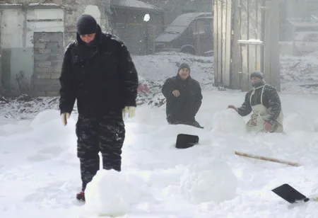 Snow people. Кадр 26