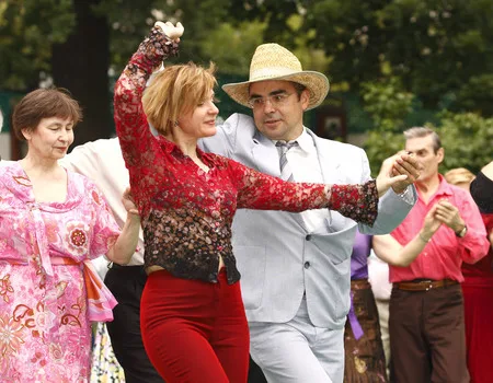 Dancing in Ermitazh garden. Кадр 12