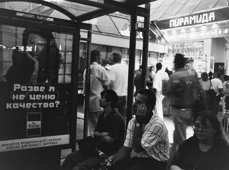 Small night Tverskaya in a black-and-white tonality. Кадр 14