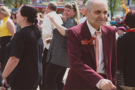 Real party or festive costume. Кадр 9