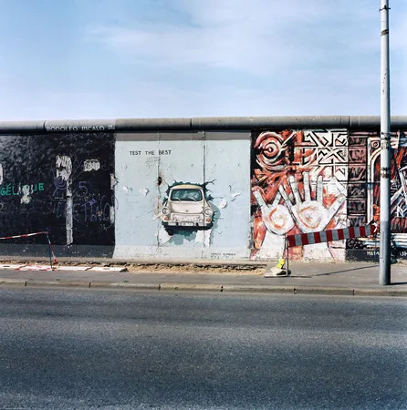 The fall of the Berlin wall. Кадр 2