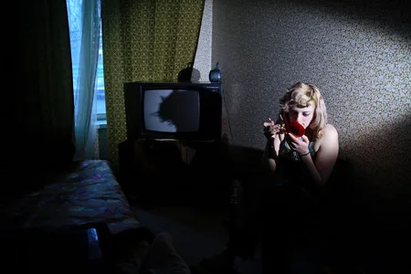 The girl and the TV. Кадр 16