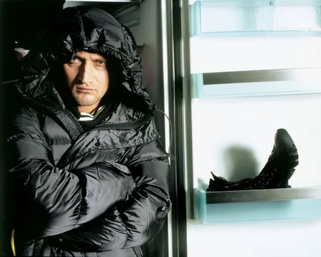 Talking to a refrigerator. Кадр 2