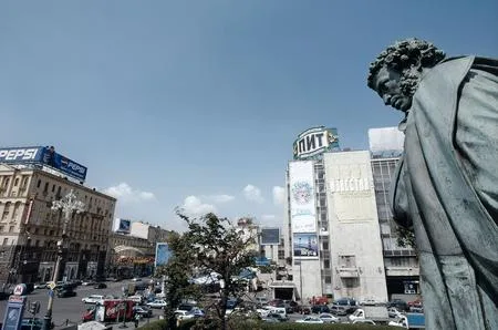 Monumental life of capital. Кадр 1