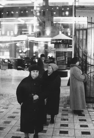 The Tverskaya street through night and a snow. Кадр 2