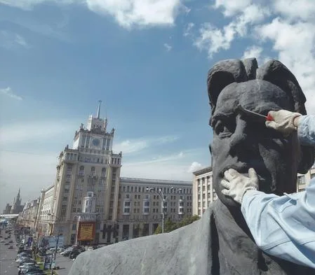 Monumental life of capital. Кадр 8