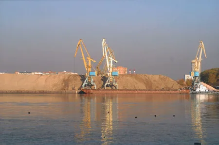 Northen river port. Кадр 6