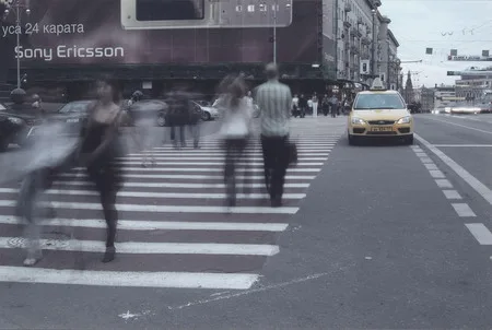 Tverskaya street runs and doesn’t know where to. Кадр 4