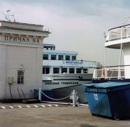 Hot summer at riverside station. Кадр 5